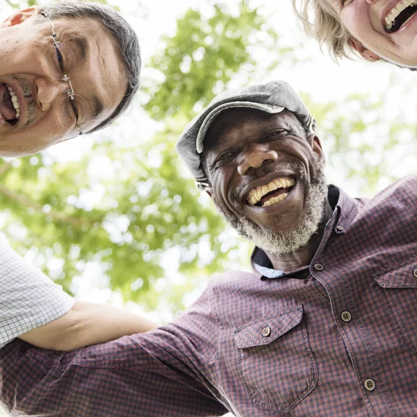 Senior vrienden hebben plezier in het park — Stockfoto