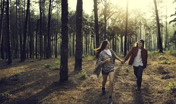 Paar hält Händchen im Wald — Stockfoto