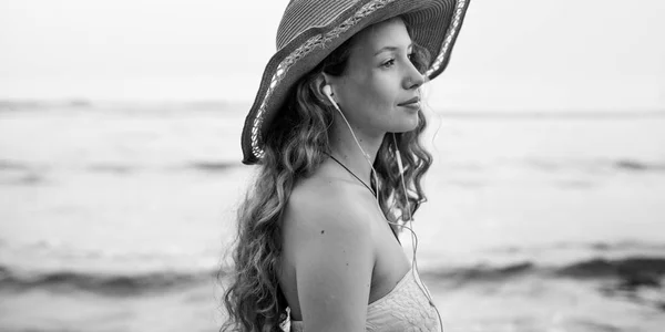 Hermosa mujer en sombrero de verano — Foto de Stock