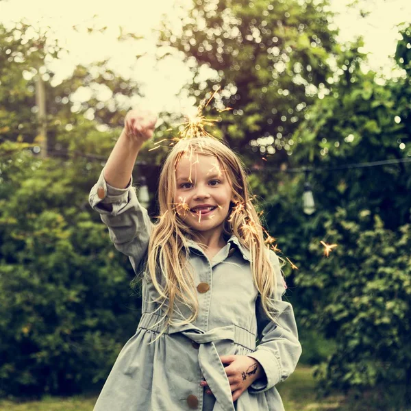 Pequeña chica jugando al aire libre — Foto de Stock
