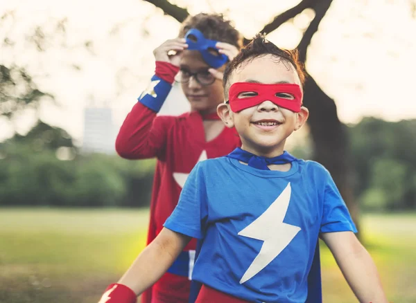 Superhelden fröhliche Kinder haben Spaß — Stockfoto