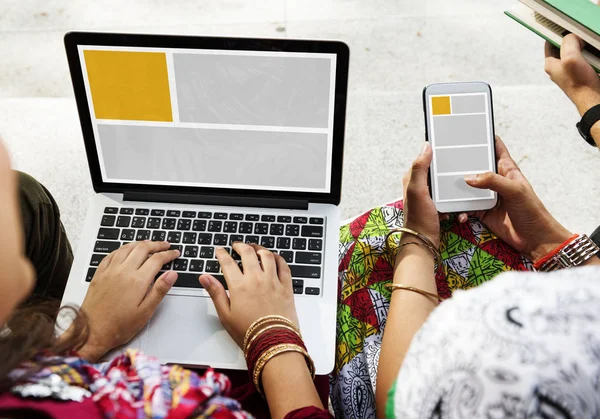 Menschen, die Laptop und Handy benutzen — Stockfoto