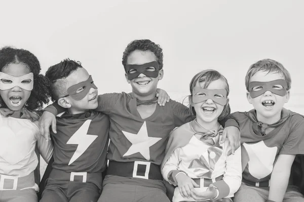 超级英雄性格开朗的孩子有乐趣 — 图库照片
