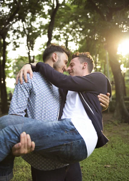 Heureux gay couple ensemble — Photo