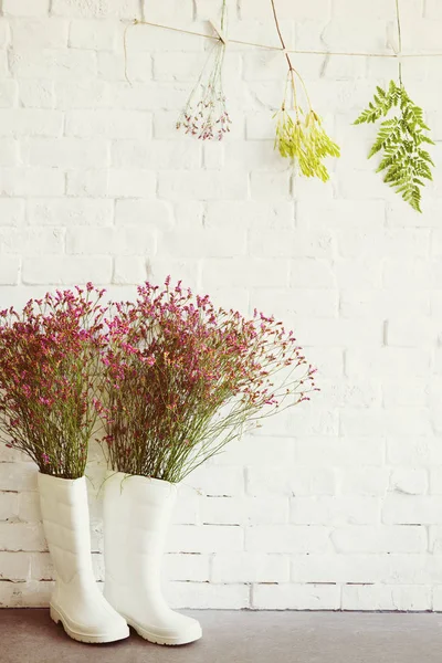 Adorable Bouquet et ciseaux sur table — Photo