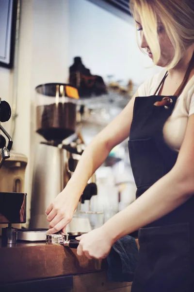 Kobieta barista w kawiarni — Zdjęcie stockowe