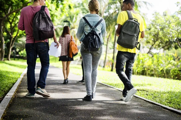 Studentów spaceru w parku — Zdjęcie stockowe