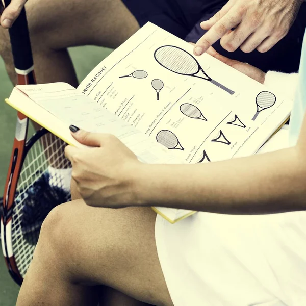Mujer leyendo libro sobre tenis — Foto de Stock