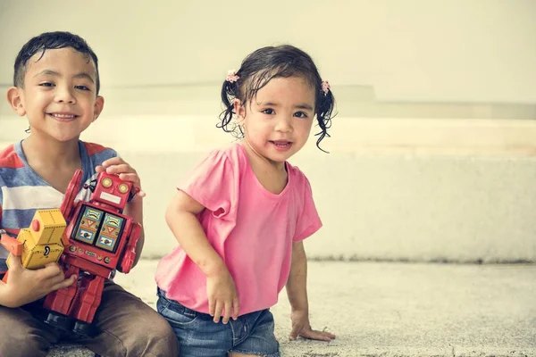 Hermano y hermana en el parque —  Fotos de Stock