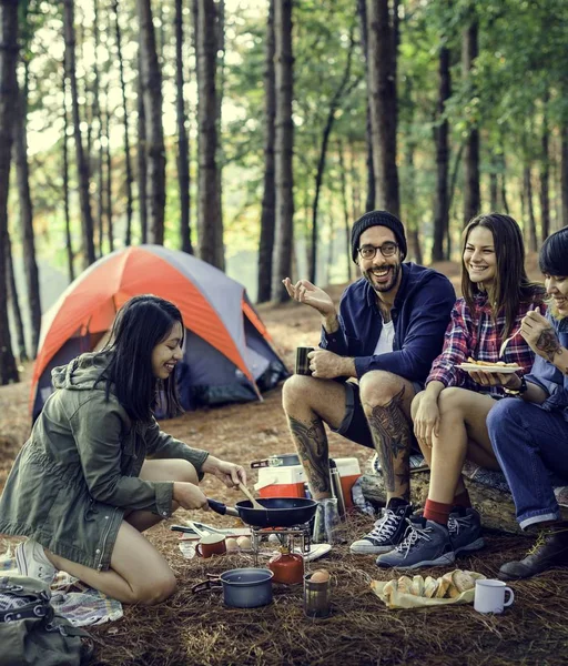 Amigos comendo e bebendo no acampamento — Fotografia de Stock