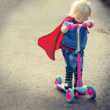 Süper kahraman çocuk binmek Scooter tarafından 