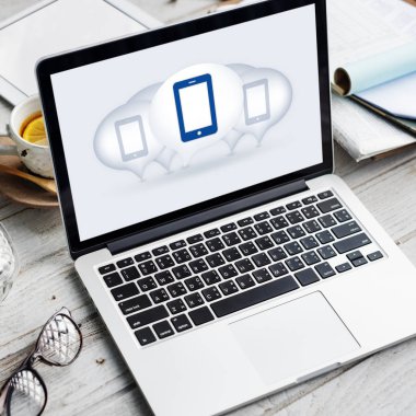 Tablo kavramı üstünde laptop  