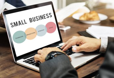 Dizüstü bilgisayar kullanan iş adamı