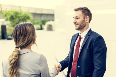 İş Adamları Tokalaşıyor