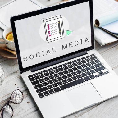 Tablo kavramı üstünde laptop  