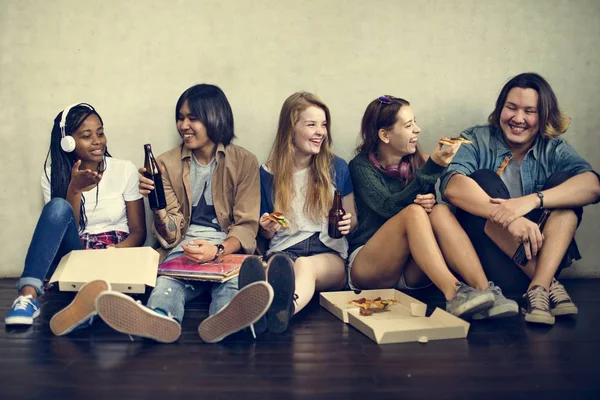 Los adolescentes se divierten juntos — Foto de Stock