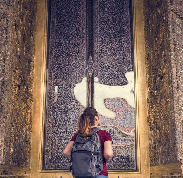 Mulher viajante no templo Tailândia — Fotografia de Stock