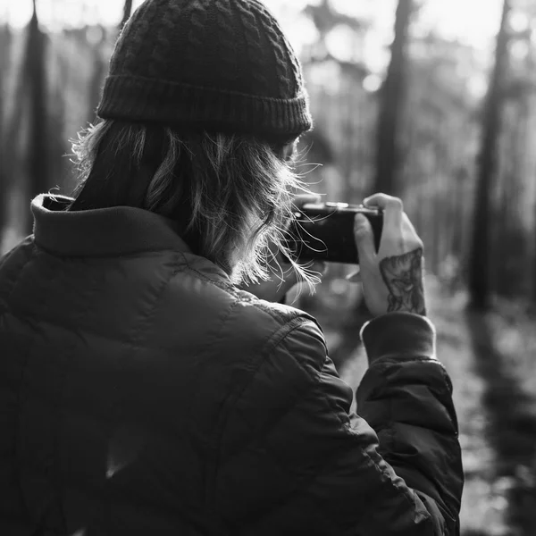 Junger Mann fotografiert im Wald — Stockfoto