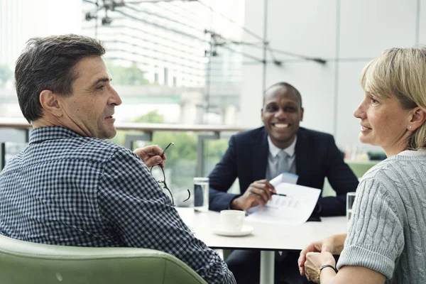 Mensen uit het bedrijfsleven bij professionele meeting — Stockfoto