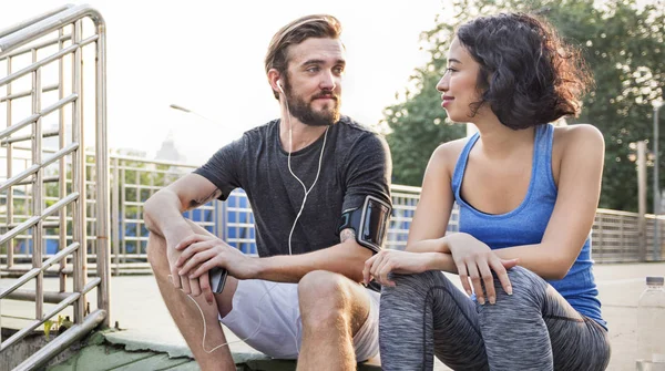 Casal relaxante após o treino — Fotografia de Stock