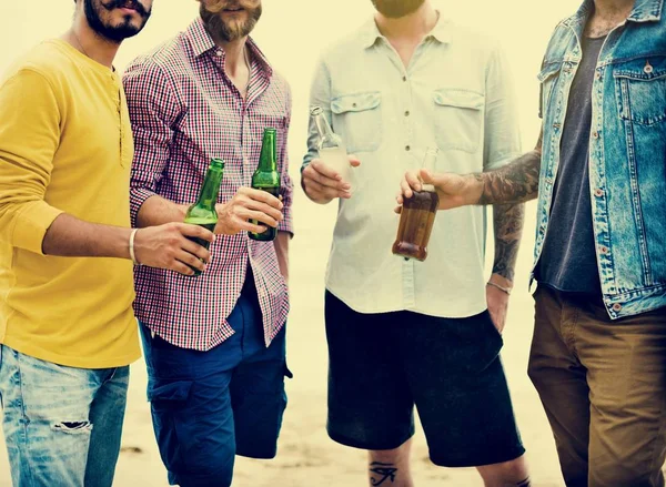 Menschen, die am Strand trinken — Stockfoto