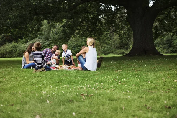 Familjen njuter av picknick — Stockfoto