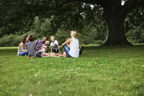 Família desfrutando de piquenique — Fotografia de Stock