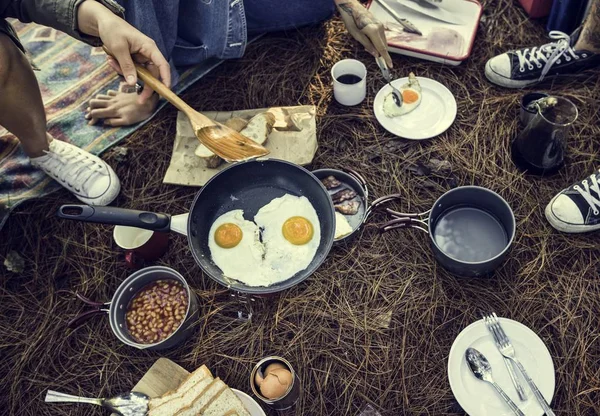 Amigos comendo e bebendo no acampamento — Fotografia de Stock