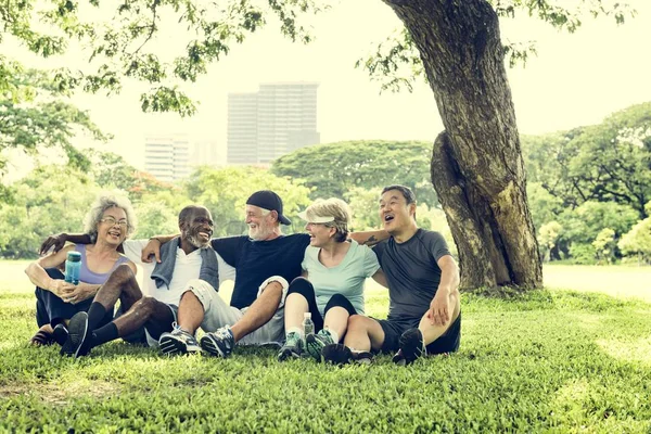 Sporting Senior Friends en el parque — Foto de Stock