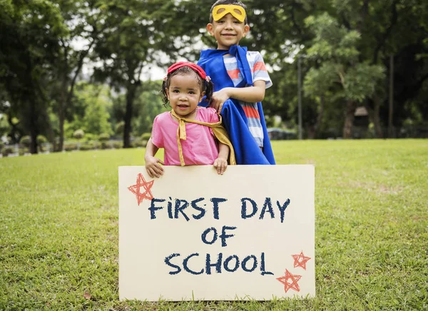 手でボードのスーパー ヒーローの子どもたち — ストック写真