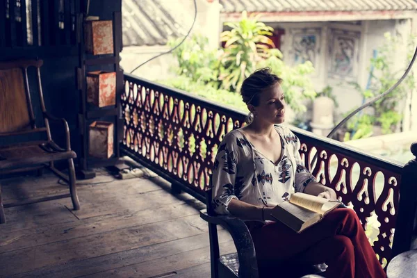 Jeune femme lecture livre — Photo