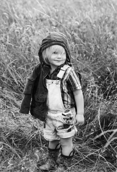Chłopczyk na zewnątrz — Zdjęcie stockowe
