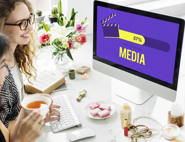 Mujeres trabajando juntas —  Fotos de Stock