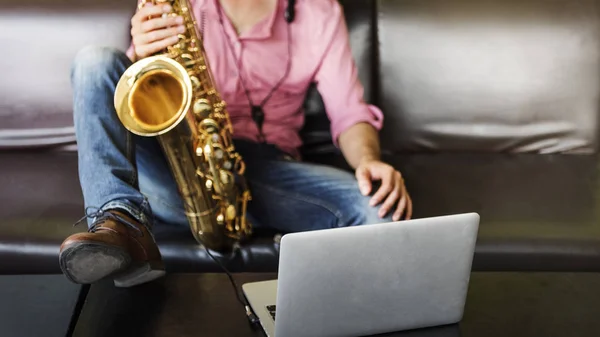 Jazzman segurando Saxofone — Fotografia de Stock