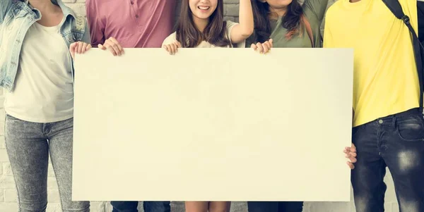 Studenti drží bílou tabuli — Stock fotografie