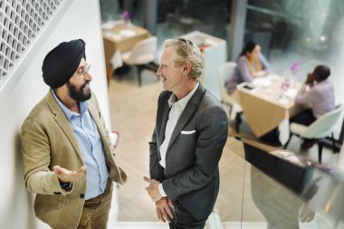 Restoranda konuşurken iş erkek