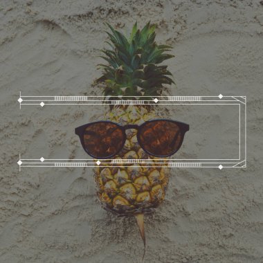 Kum üzerinde komik ananas