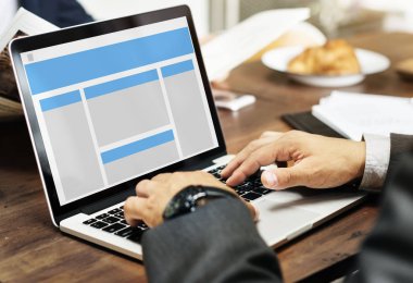 Dizüstü bilgisayarda çalışan iş adamı