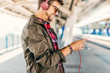 Tarama Smartphone genç adam