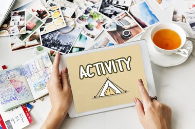 Tablet kullanan kadın