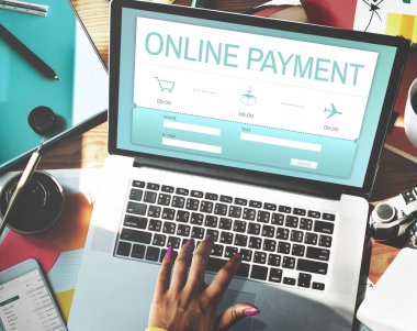 masada dizüstü kullanan kadın