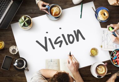 toplantıda çeşitli insanlar