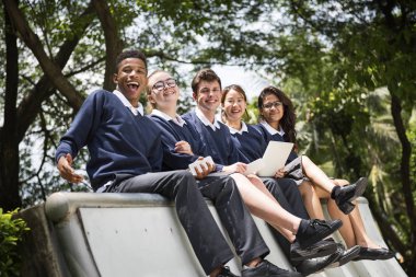 Çeşitli öğrenciler okul üniformalı