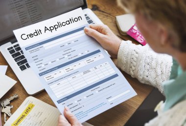 Kadın holding kağıt parçası