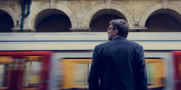 Empresário no metrô de Londres — Fotografia de Stock