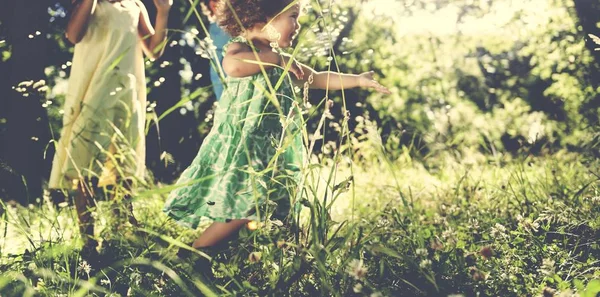 공원에서 재생 하는 귀여운 아이 — 스톡 사진