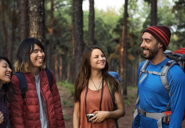 Jóvenes amigos viajando juntos —  Fotos de Stock