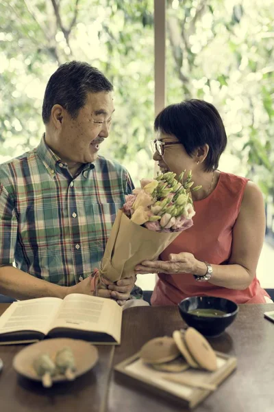 Hombre da flores a una mujer — Foto de Stock