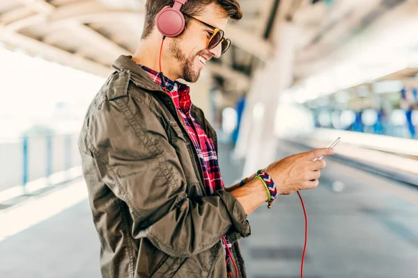 Homem jovem Navegando Smartphone — Fotografia de Stock