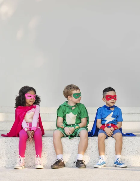 超级英雄性格开朗的孩子有乐趣 — 图库照片